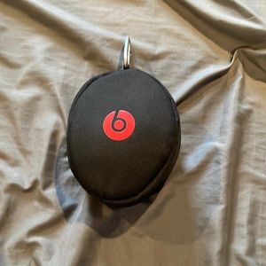 Beats Solo3 color red does not include charge
